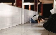 中学老师要求学生一字排开下跪写检讨？惩戒和侮辱不能混为一谈