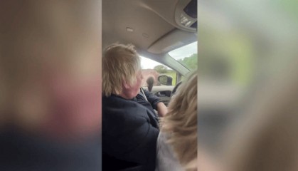 英媒：英国前首相约翰逊与家人赴美旅游时遭鸵鸟“袭击”，被啄后当场爆粗口