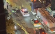 商务奔驰车深夜遇查酒驾强闯卡，撞伤交警及路人，医院：交警多发骨折