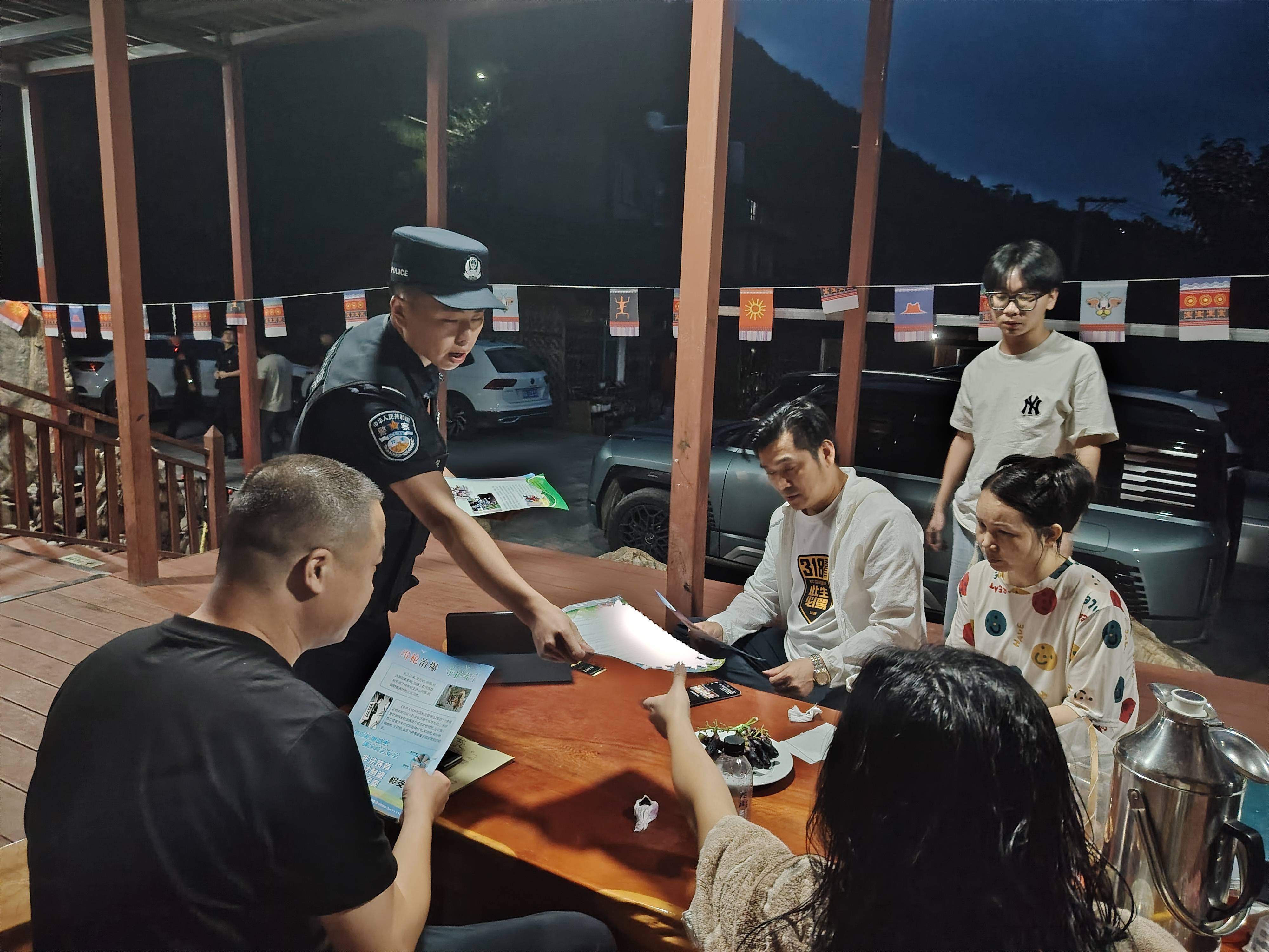 一所一站点亮夏夜“平安灯”