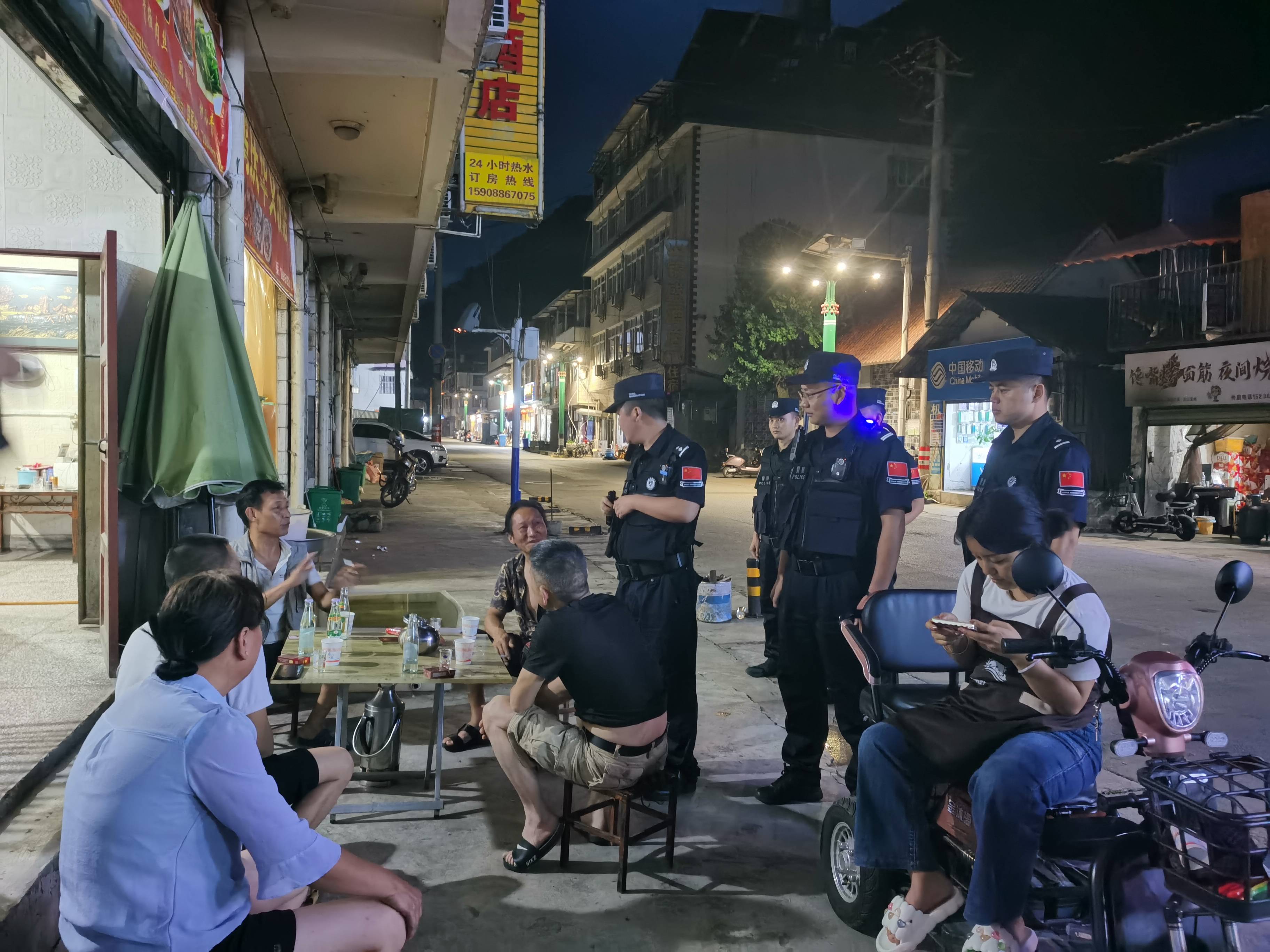 一所一站点亮夏夜“平安灯”