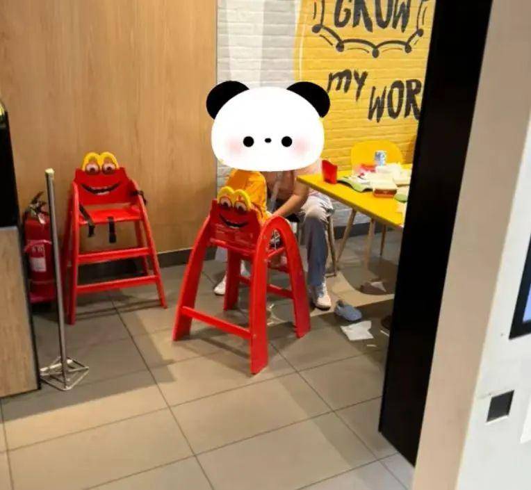 麦当劳被指有女子抱娃在洗手台大便？店员表示：不接受采访